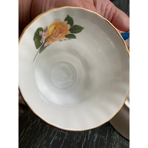 Royal Albert yellow primrose teacup and saucer - Scalloped gold trim saucer​ - Picture 2 of 7